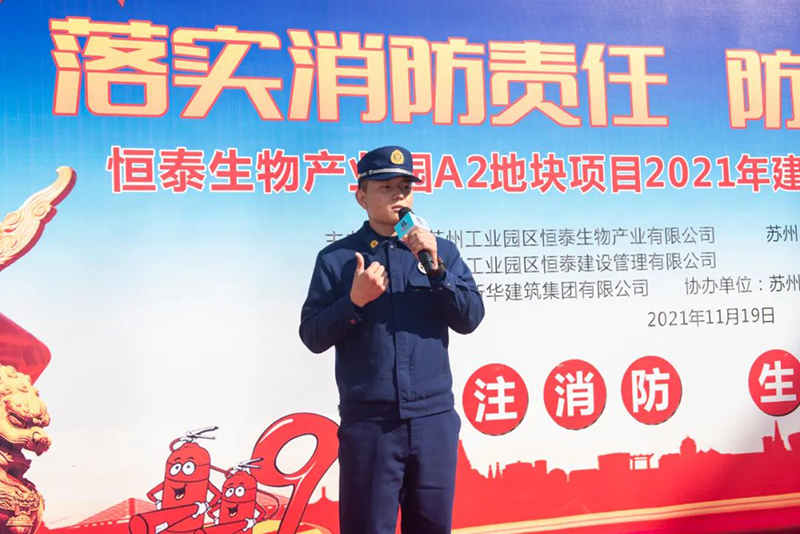 讲解逃生自救要点.jpg 讲解逃生自救要点.jpg